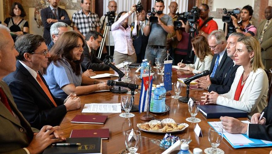 Réunion entre Federica Mogherini (d) et le ministre cubain des Affaires étrangères Bruno Rodriguez le 24 mars 2015 à La Havane