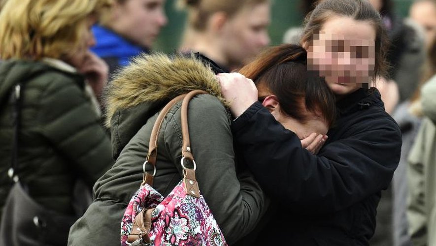 Des élèves du lycée Joseph-Koenig-Gymnasium pleurent leurs camarades le 25 mars 2015 à Haltern en Allemagne