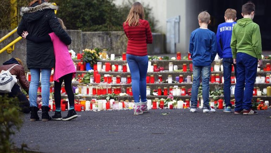 Des élèves du lycée Joseph-Koenig-Gymnasium pleurent leurs camarades devant un mémorial de fleurs et de bougies le 25 mars 2015 à Haltern en Allemagne