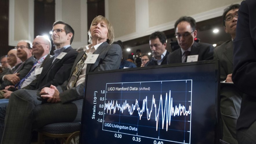 Un diagramme montre les perturbations dues à la découverte des ondes gravitationnelles, lors d'une conférence de presse à Washington le 11 février 2016