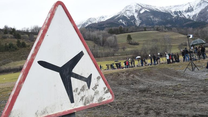 Des journalistes près du lieu du crash de l'A320 le 25 mars 2015 à Seyne-les-Alpes