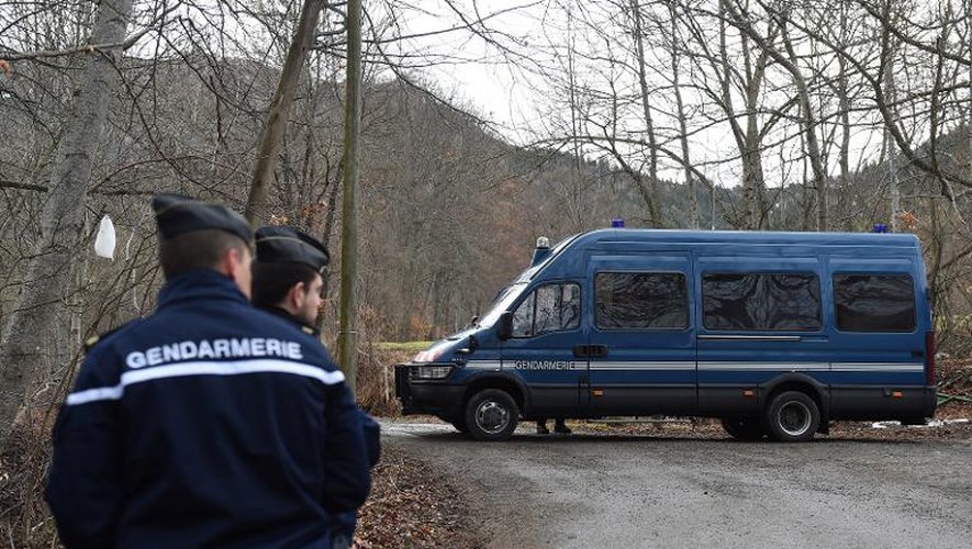 L'accès au lieu du crash de l'Airbus A320 de la compagnie allemande Germanwings, bloqué par les gendarmes le 25 mars 2015 au Vernet