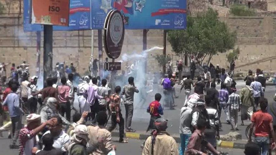 Image extraite d'une video AFP tourné le 24 mars 2015 dans la ville yéménite de Taëz, où les milices Houthis qui avancent vers Aden se sont affronté pour le troisième jour consécutif à une foule hostile