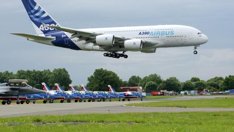 Des Rafale de Dassault Aviation et la Patrouille de France se tiennent prêts à décoller alors qu'un Airbus A380 atterrit au Bourget, lors du 48e Paris Air Show, le 20 juin 2009