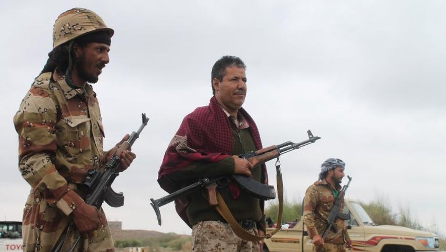 Des combattants opposés aux Houthis qui gardaient la base d'Al-Anand, le 24 mars 2015