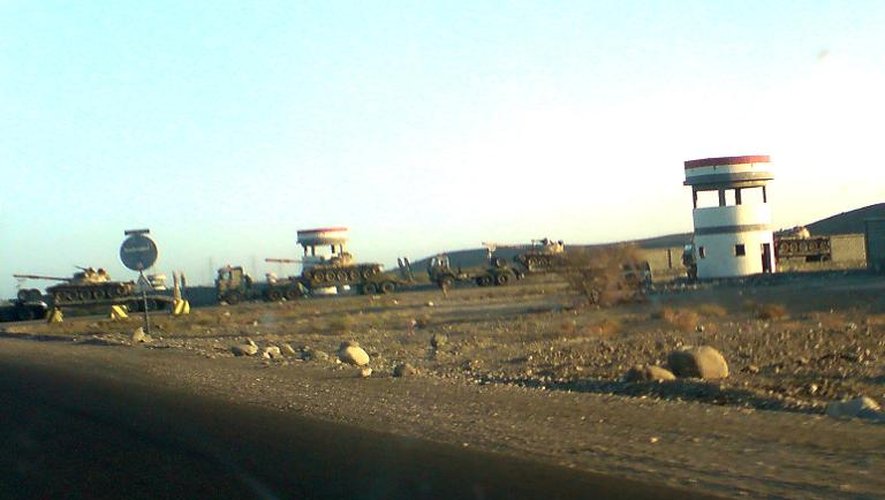 Des chars de l'armée yéménite près de la base Al-Anad, à 50 km au nord d'Aden, le 5 avril 2008