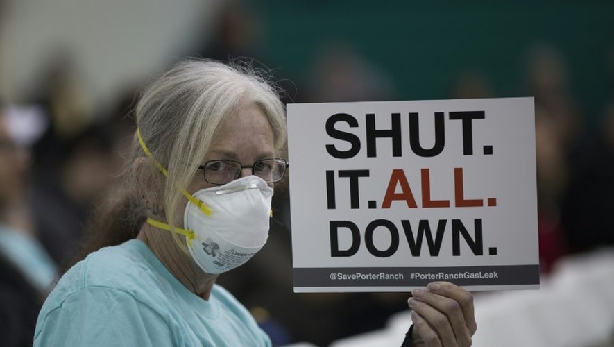 Une femme tient une pancarte pendant un rassemblement  au sujet d'une fuite de gaz massive, à Granada Hills, près de Porter Ranch, en Californie, le 16 janvier 2016