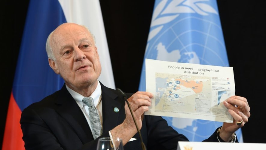 L'émissaire de l'ONU sur la Syrie Staffan de Mistura montre une carte de Syrie lors d'une conférence de presse, le 12 février 2016 à Genève