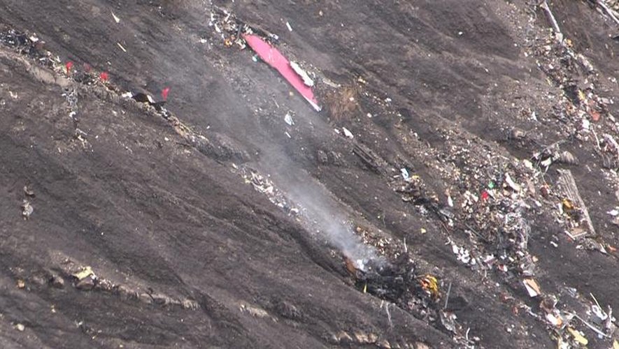 Capture d'écran d'une video AFP TV montrant de la fumée après le crash de l'A320 de Germanwings le 24 mars 2015 près de Seyne-les-Alpes