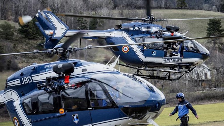 Des hélicoptères de la gendarmerie au décollage le 25 mars 2015 près de Seyne-les-Alpes