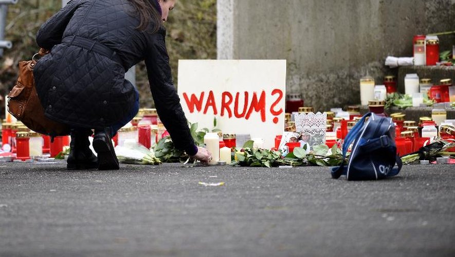 Une femme dépose des fleurs à un mémorial pour les victimes du crash au lycée Joseph-Koenig de Haltern en Allemagne, le 25 mars 2015