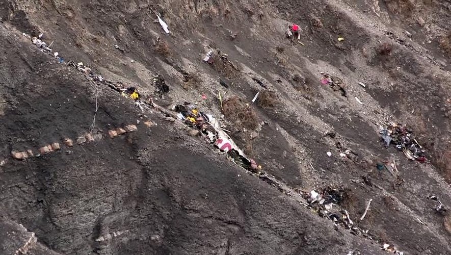 Copie d'écran d'une vidéo montrant des débris de l'Airbus de la Germanwings qui s'ets crashé mardi dans les Alpes-de-Haute-Provence