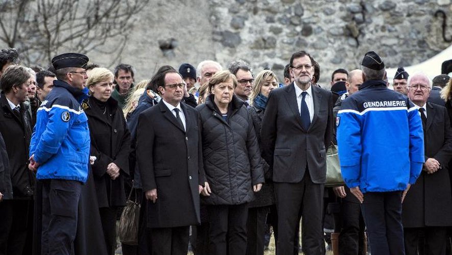 Le président François Hollande (g), la chancelière allemande Angela Merkel et le Premier ministre espagnol Mariano Rajoy (d) arrivent près du site du crash à Seyne-les-Alpes le 25 mars 2015
