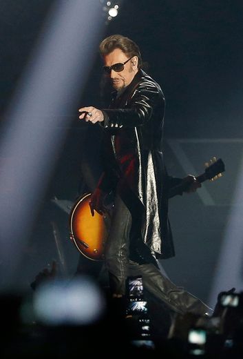 Le chanteur français Johnny Hallyday en concert au palais Omnisports de Paris-Bercy, le 27 novembre 2015