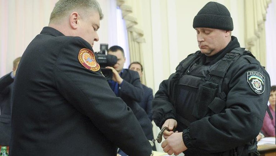 Arrestation devant les caméras du directeur des service des Situations d'urgence, Serguiï Botchkovski, accusé de corruption avec son adjoint Vassyl Stoïetski, le 25 mars 2015