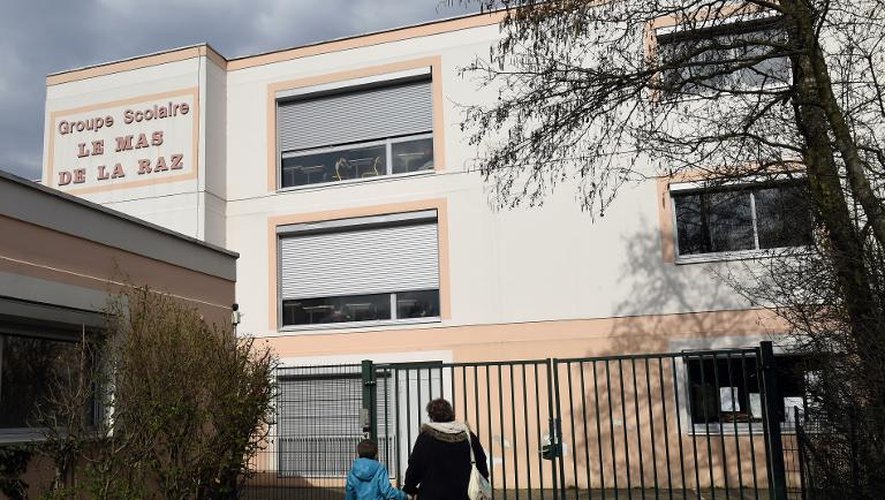 Vue extérieure de l'école "Le Mas de la Raz" le 24 mars 2015 à  Villefontaine, dont le directeur est soupçonné de viols
