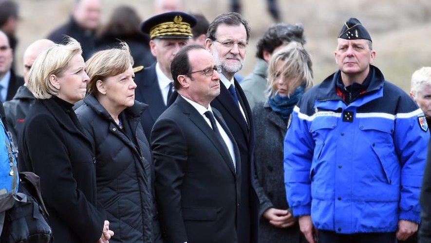 La chancelière allemande Angela Merkel (2eG), le président français François Hollande (C) et le Premier ministre espagnol Mariano Rajoy, le 25 mars 2015 au Vernet (Alpes-de-Haute-Provence)