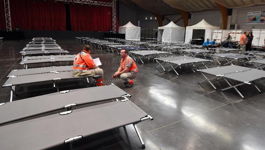 Des membres de la Croix Rouge se préparent à accueillir les familles des victimes du crash de l'avion de la Germanwings dans le palais des congrès de Digne-les-Bains, le 25 mars 2015