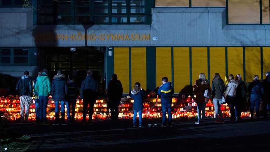 Hommage aux victimes du crash de l'avion A320 de la Germanwings devant le lycée Joseph-König de Haltern am See, en Allemagne, où étaient scolarisés certains des passagers, le 25 mars 2015
