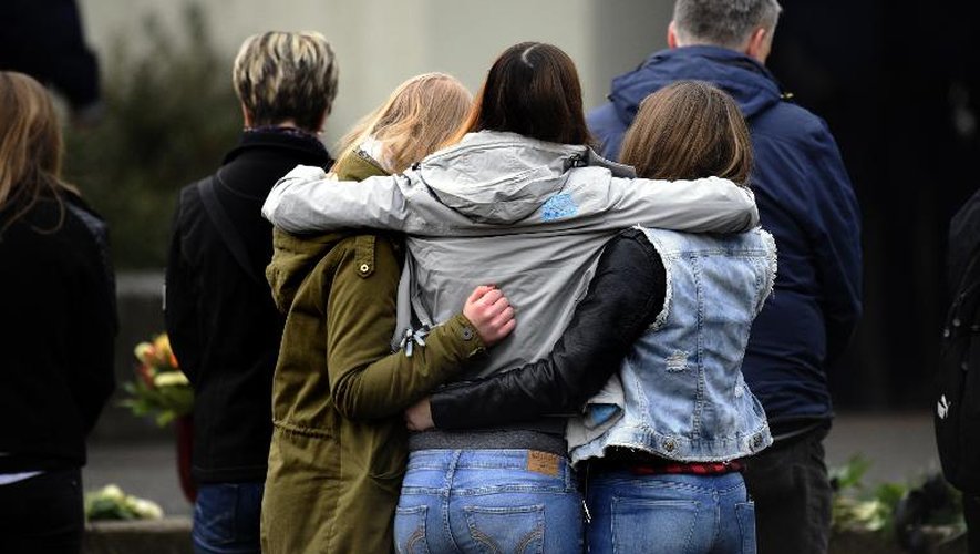 Des lycéens pleurent leurs camarades le 25 mars 2015 à Haltern en Allemangne