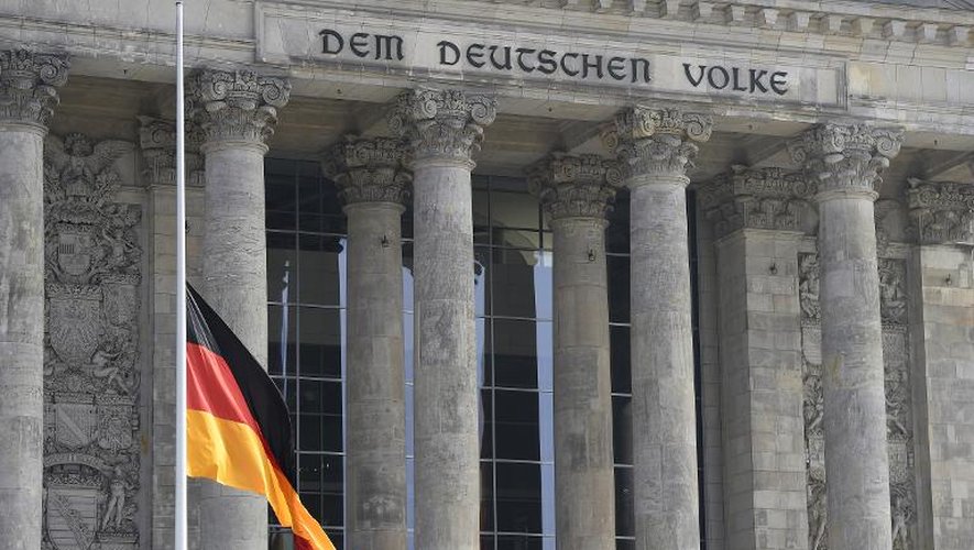 Drapeau en berne le 25 mars 2015 devant le Reichstag à Berlin
