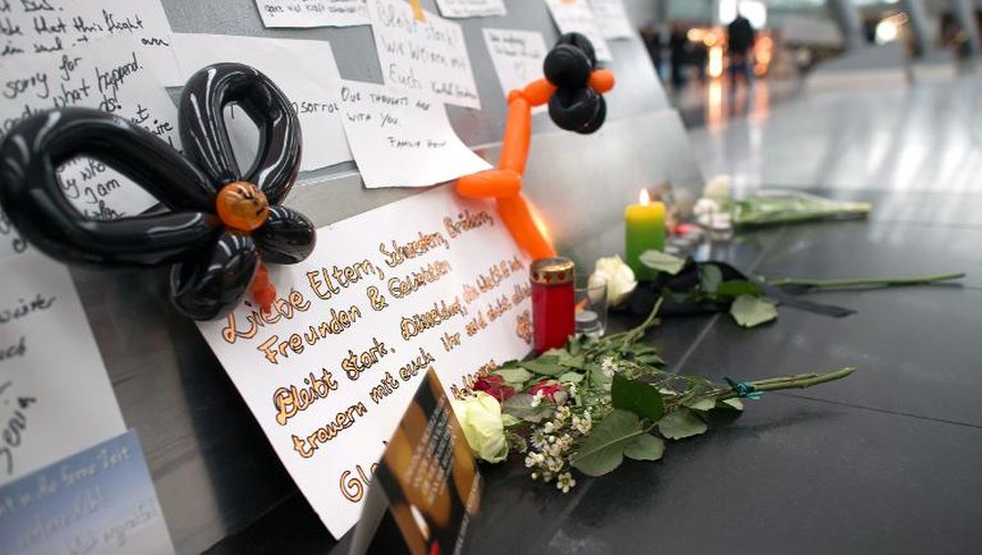 Messages de condoléances déposés le 25 mars 2015 à l'aéroport de Dusseldorf
