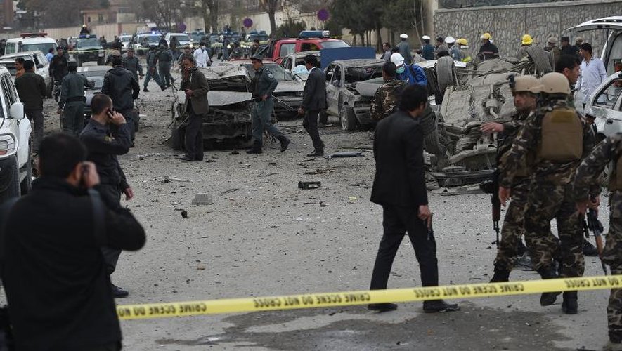 La police et le personnel de sécurité inspectent les lieux d'un attentat suicide dans le centre de Kaboul, le 25 mars 2015