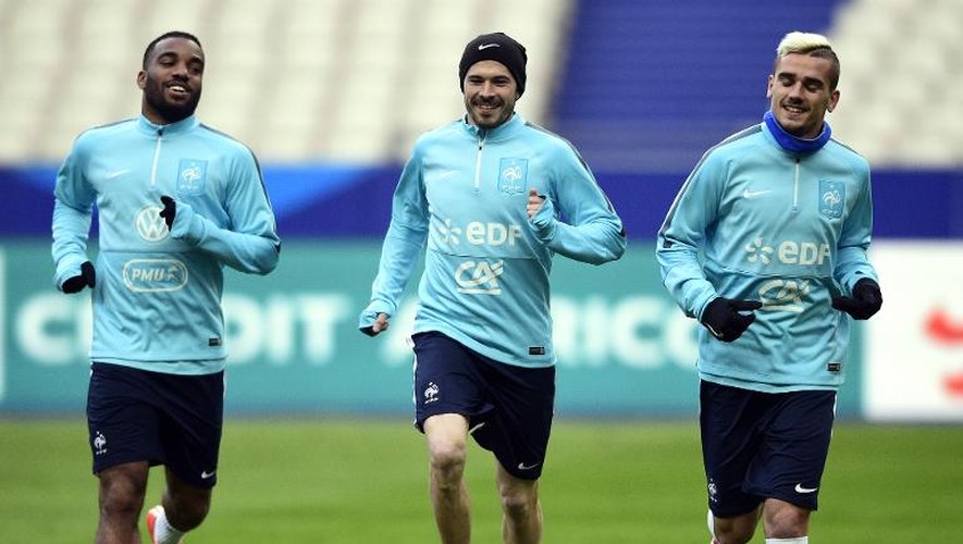 Les internationaux français Alexandre Lacazette (g), Christophe Jallet (c) et Antoine Griezmann à l'entraînement le 25 mars 2015 au Stade de France