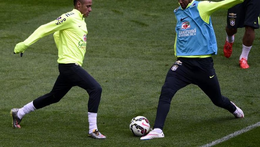 Les Brésiliens Neymar (g) et Danilo à l'entraînement, le 25 mars 2015 au Stade de France