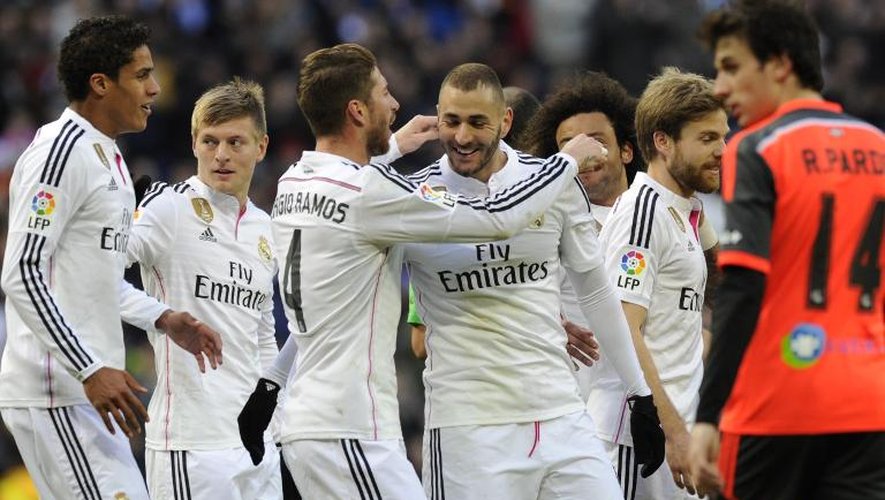 L'attaquant Karim Benzema (c) félicité par ses coéquipiers du Real après un but contre la Real Sociedad, le 31 janvier 2015 à Bernabeu