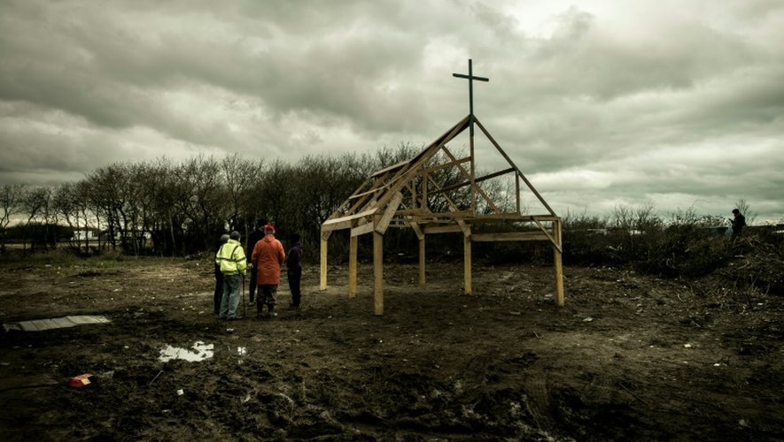 Une église en cours de construction dans la "Jungle" de Calais, le 10 février 2016