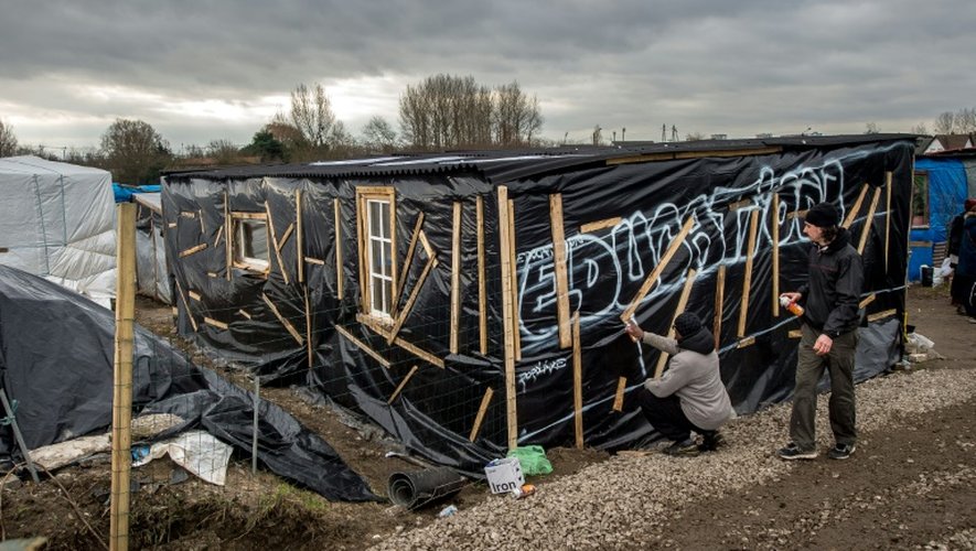 Une école de fortune fabriquée dans la "Jungle" de Calais, le 6 février 2016