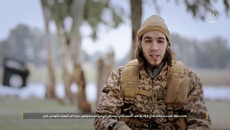 Capture d'écran d'une vidéo diffusée par le centre de médias du groupe Etat islamique le 24 janvier 2016, montrant Omar Mostefai, l'une des personnes impliquées dans les attentats du 13 novembre à Paris