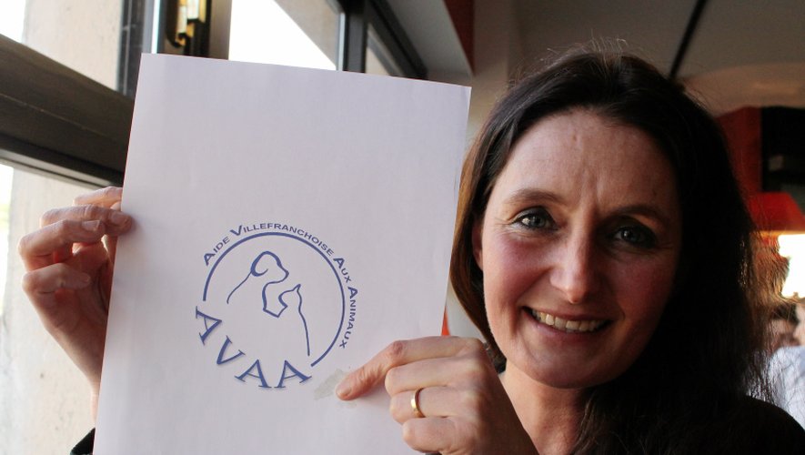 Chantal Peltier, fondatrice de l’association d’aide Villefranchoise aux animaux, présentant le logo de l’association avant d’ouvrir prochainement son internet.