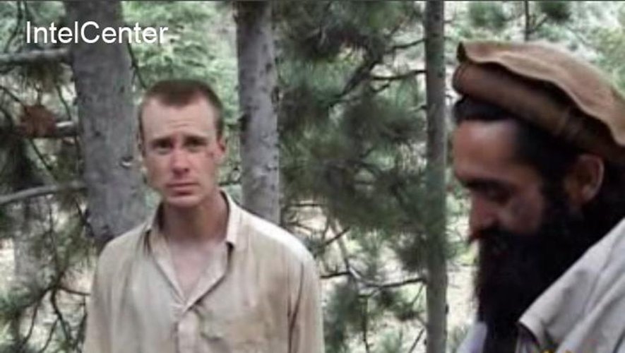 Capture d'écran fournie par IntelCenter le 7 décembre 2010 montrant sur une vidéo du groupe Manba al-Jihad un homme semblant être identifié comme le soldat américain Bowe Bergdahl (g)