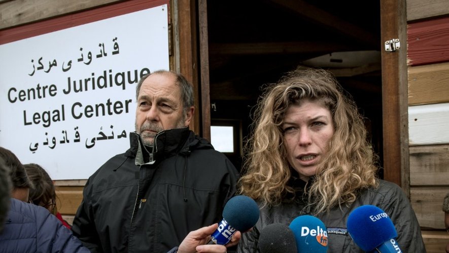 L'avocat bordelais Raymond Blet et sa "chef de mission" Marianne Humbersot, dans la "Jungle" de Calais, le 12 février 2016
