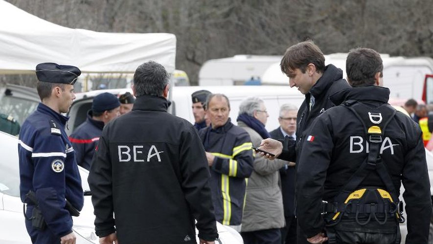 Des membres du BEA à leur arrivée le 25 mars 2015 à Seyne-les-Alpes