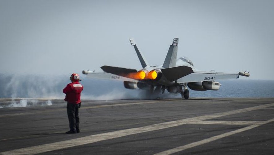 Photo diffusée le 26 mars 2015 par la US Navy d'un EA-18G Growler en train de décoller le 19 mars 2015 de la plateforme du porte-avions USS Carl Vinson, dans le golfe Persique