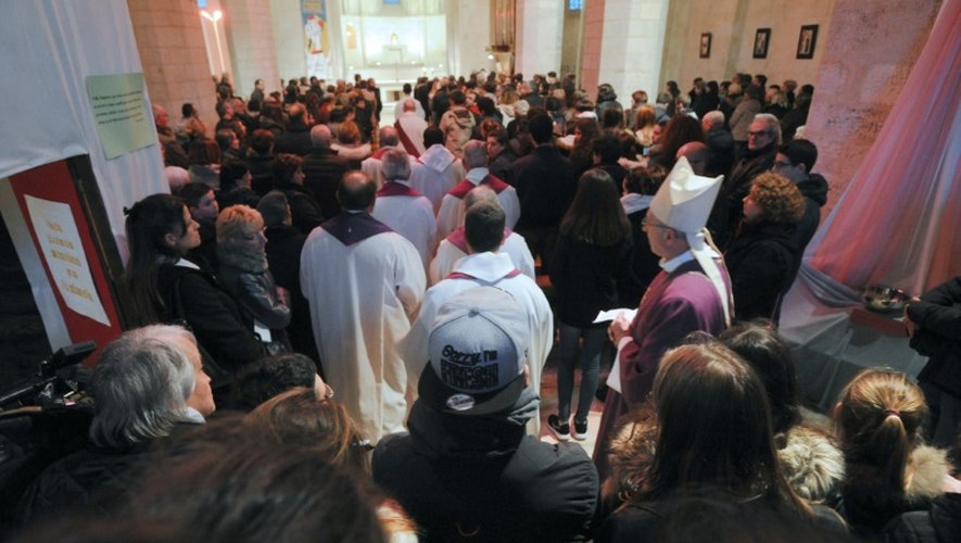 A Surgères, dans l'ouest de la France, le 12 février 2016, des gens assistent à une messe en hommage aux victimes d'un accident de car survenu la veille