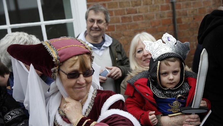 Un enfant et des adultes avec des accoutrements du moyen-âge suivent le 26 mars 2015 à Leicester, dans le centre de l'Angleterre, les obsèques du roi Richard III, décédé il y a cinq siècles