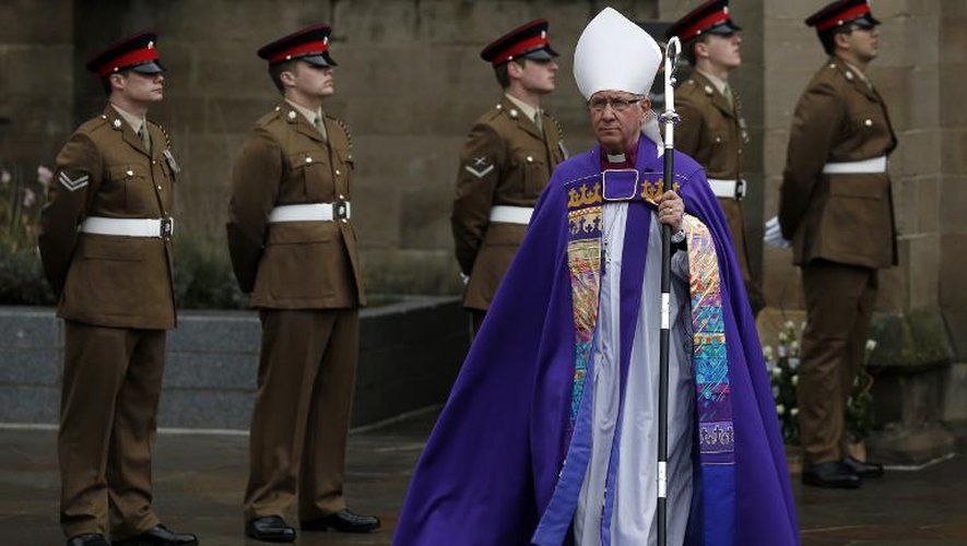 L'évêque anglican de Leicester arrive à la cathédrale de la ville, le 26 mars 2015