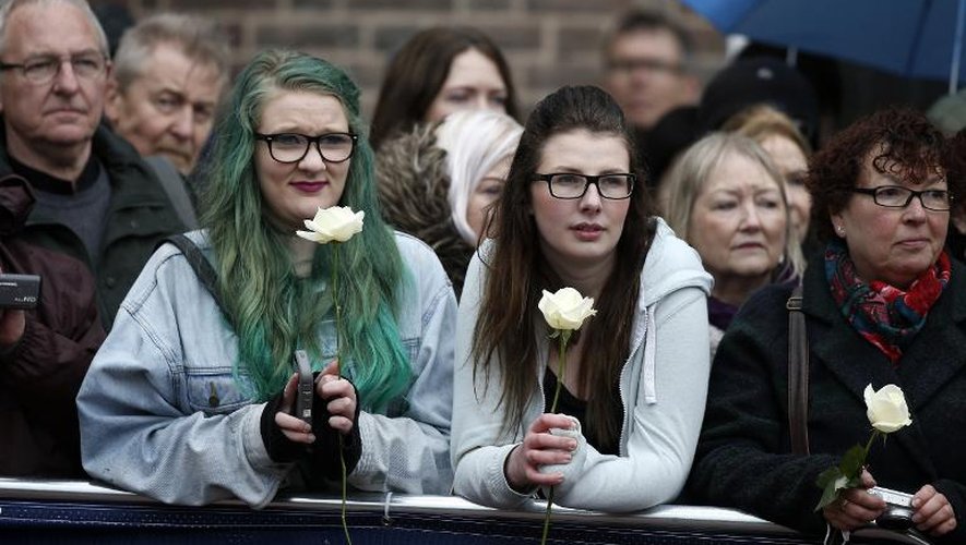 Le public rassemblé à l'extérieur de la cathédrale de Leicester, dans le centre de l'Angleterre, le 26 mars 2015, pendant les funérailles du roi Richard III, mort il y a cinq siècles