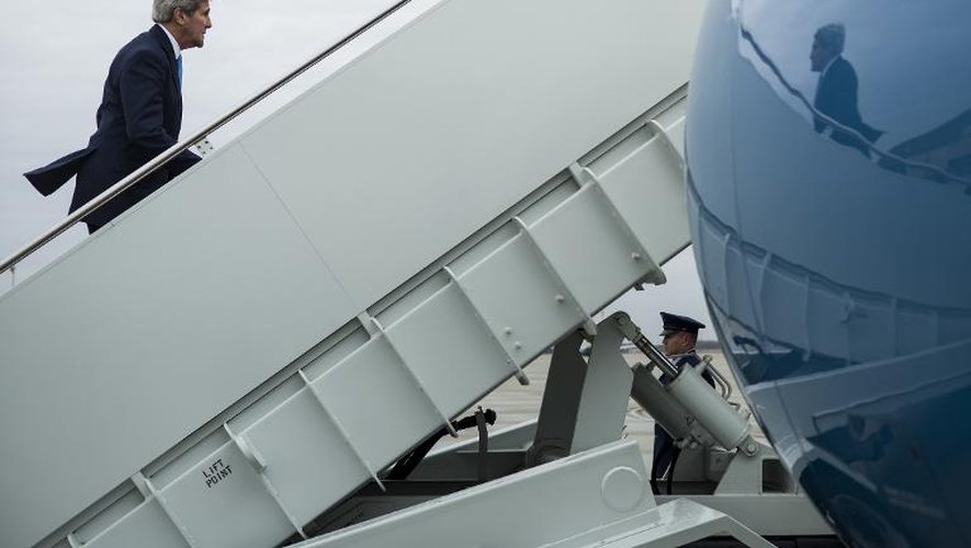 Le secrétaire d'Etat américain John Kerry s'apprête depuis la base aérienne de Andrews à embarquer dans un avion à destination de la Suisse, le 25 mars 2015