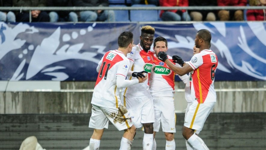 Le Monégasque Tiémoué Bakayoko (2e à gauche) est congratulé par ses coéquipiers après son but à Sochaux en Coupe de France, le 9 février 2016