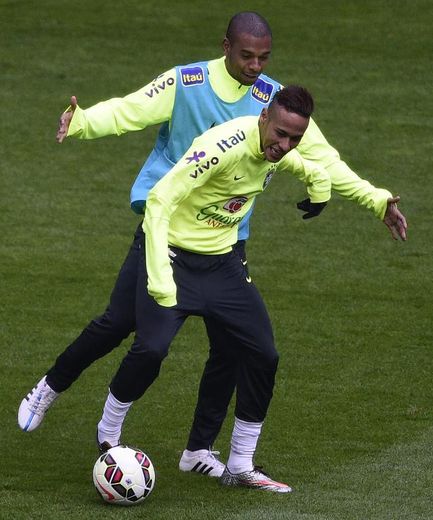 Le Brésilien Neymar (D) à l'entraînement le 25 mars 2015 au Stade de France à Saint-Denis