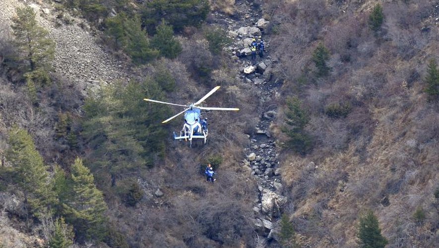 Des gendarmes hélitreuillés sur le site du crash de l'A320 le 25 mars 2015 près de la Seyne-les-Alpes