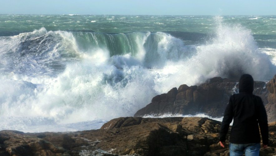 Les vagues s'écrasent contre les rochers à Saint-Guénolé le 13 février 2016
