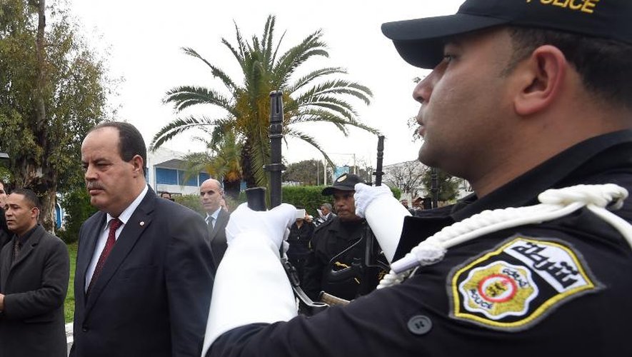 La police tunisienne est au garde à vous lors de l'arrivée du ministère de l'Intérieur Najem Gharsalli, pour une conférence de presse le 26 mars 2015 à Tunis