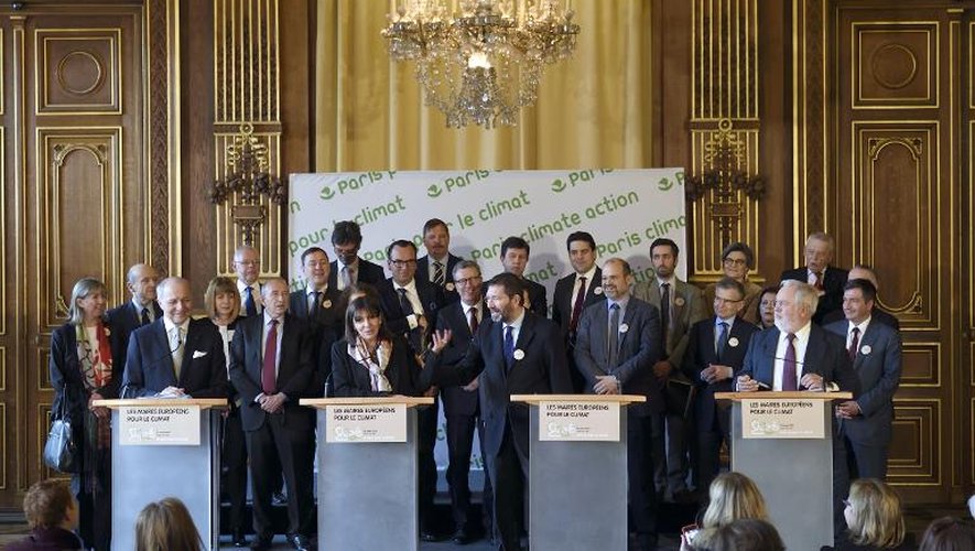 Des représentants d'une trentaine de villes européennes, dont Anne Hidalgo (2e à g.), ont pris l'engagement de réduire de 40% les émissions de gaz à effet de serre d'ici 2030, lors d'une réunion le 26 mars 2015 à l'Hôtel de ville de Paris