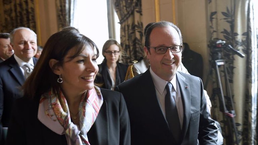 La maire de Paris Anne Hidalgo (g) et le président français François Hollande à l'Hôtel de ville de Paris  le 26 mars 2015